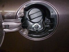 Zu sehen ist der Befüllanschluss für Autogas beim Honda Civic 1,8 l 103 KW